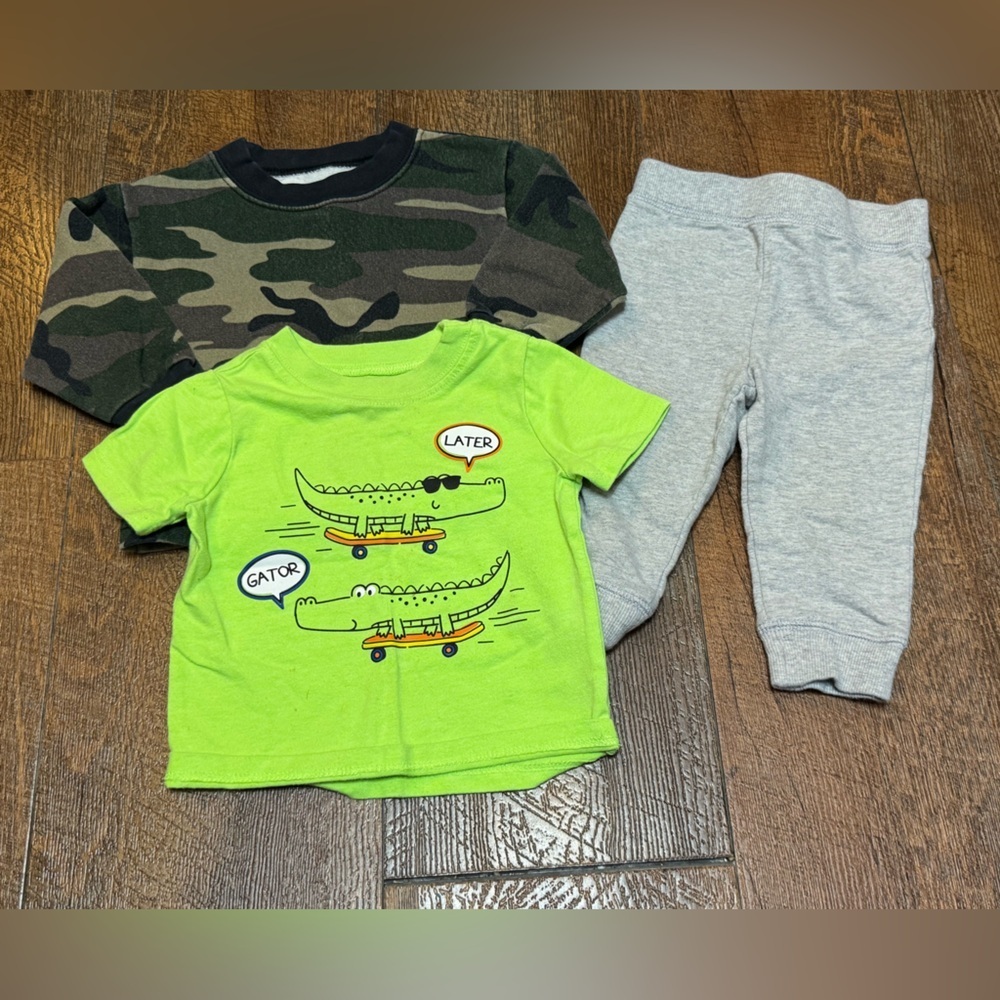 🌼4/$25🌼 Baby boy 12 month casual bundle - pants, tee, and crewneck